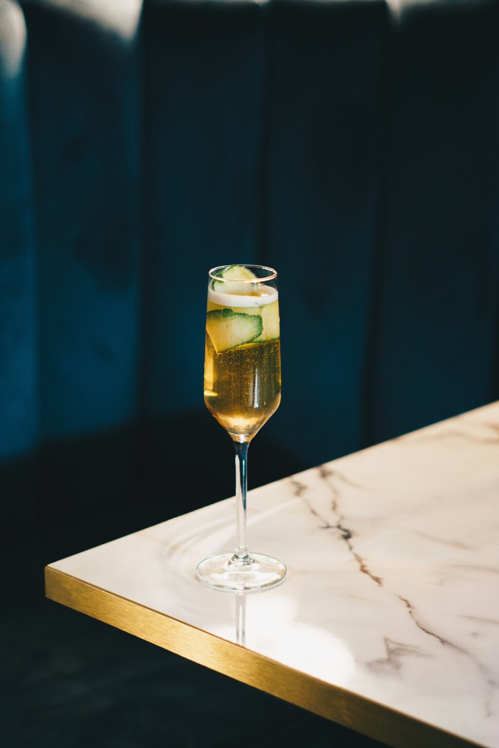 Gefülltes Sektglas. Steiermarkt, natürlich kostbar. Ilse Stachel. Bild von Rick Barret über Unsplash.